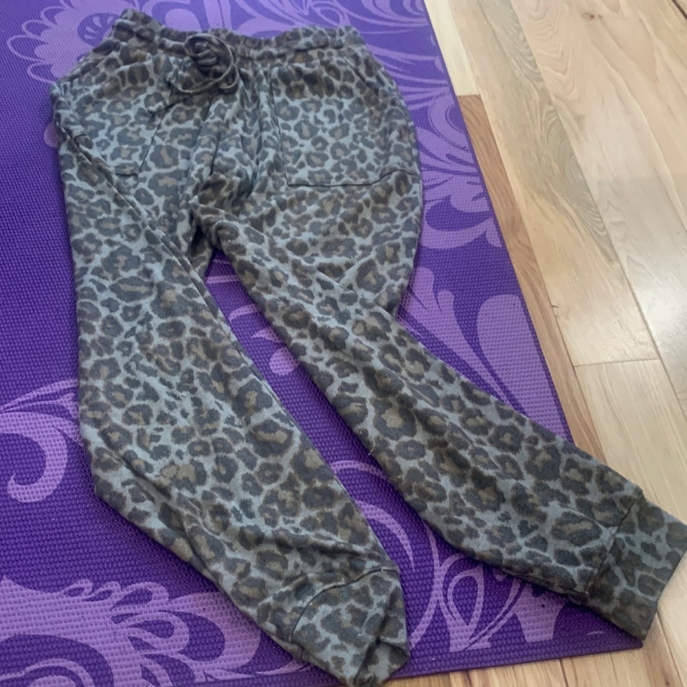 Soft mid rise jogger- cheeta print